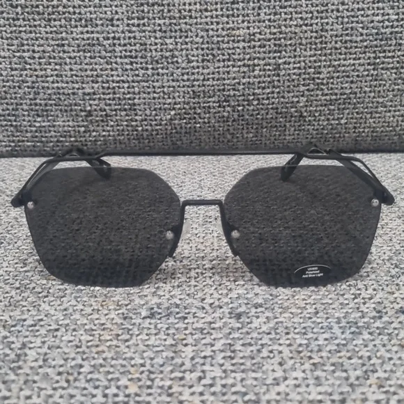 PRIVÉ REVAUX "The One' Sunglasses in Black - Picture 3 of 11